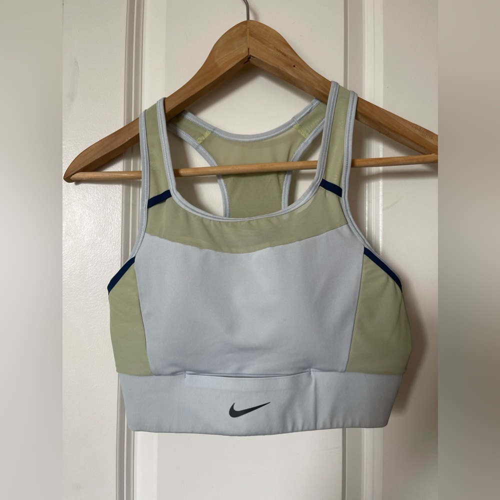 Nike Swoosh Women's Medium-Support 1-Piece Pad Pocket Sports Bra